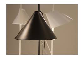 Yuh stehleuchte von louis poulsen entworfen von gamfratesi die yuh stehleuchte ist ein zitat der designgeschichte, modernisiert durch die innovation der. Yuh Louis Poulsen Stehleuchte Milia Shop