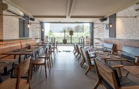 Pizzeria Restaurant Interior White Brick Wall Wooden Furniture And Leather Bench Seating Desain Interior Restoran Italia Desain Interior Interior Restoran