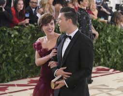 The latest tweets from @colinjost Scarlett Johansson And Colin Jost At 2018 Met Gala Photos Popsugar Middle East Celebrity And Entertainment