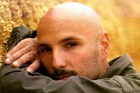 Alex baroni emerge sulla scena vocale, come uno degli interpreti che ha utilizzato il canto soul afroamericano. Chi Era Alex Baroni Morte E Carriera Del Cantante Di Cambiare