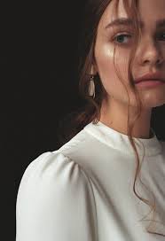 خضراء ، بين الغيم مزروعةٌ في خاطر العبير لم تخطر صباحُكِ سُكَّر يا قطعة  السُكَّر 💚 #قباني 🍂