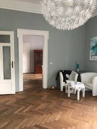 Eine Sehr Schone Gemutliche Wohnzimmerecke Die Weissen Mobel Erstrahlen Besonders Vor Der Etwas Dunkleren Wohnzimmer Ecken Mobliertes Zimmer Innenarchitektur