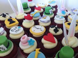 Se que he estado algo desaparecida, y no es porque no haya echo cosas, pero no he tenido mucho tiempo para actualizar. Mad Hatter Tea Party Cupcakes Alice In Wonderland Facebook Com Fromcarolineskitche Alice In Wonderland Cupcakes Alice In Wonderland Cakes Tea Party Cupcakes