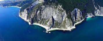 Un hotel 3 stelle per le vostre vacanze nella riviera del conero. Die Riviera Del Conero Erstreckt Sich Vom Hafen Von Ancona Uber Portonovo Und Sirolo Bis Nach Numana Hier Befindet Sich Der Gleichnami Nationalpark Orte Bucht