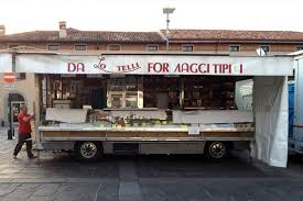 Nessuna botta nella carrozzeria e tappezzeria interna e cruscotto perfetti. Autonegozio Usato Patente B E C Furgone Ambulante Usato