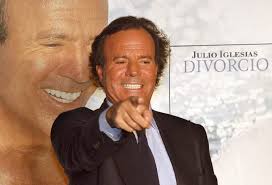 Julio Iglesias jitwaqqaf f'ajruport bi 42 kilo ikel fil-bagalji