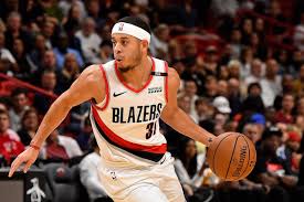 He played college basketball for one year with the liberty flames before transferring to the duke blue devils. Seth Curry Exits Game With Knee Injury Blazer S Edge