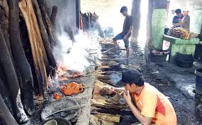 Sajikan ayam panggang bersama lalap sayuran dan sambal. Cerita Haru Pemilik Rumah Makan Ayam Panggang Legendaris Koranbanjar Net