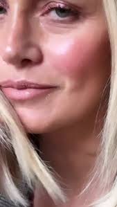 Super Cozy Mood 💖 #najolearibeauty #blushacatinelle #beautytok  #makeuphacks #foryou #italianbeauty #glitterpowder #perte #beautytips