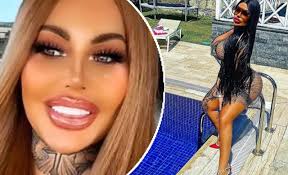 Królowa życia przyznała, że zoperowała nos i powiększyła delikatnie usta. Laluna Z Krolowych Zycia Na Zdjeciach Sprzed 15 Lat Jak Wygladala Przed Operacjami