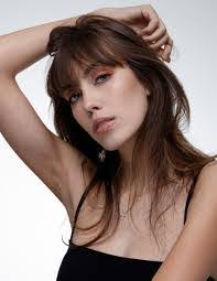 Claudia Dimas's Instagram, Twitter & Facebook