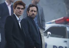 Luke perry, nom de scène de coy luther perry iii, est un acteur et producteur américain, né le à mansfield (ohio) et mort le 4 mars 2019 à burbank (californie). Riverdale Pourquoi La Mort De Luke Perry N Est Pas Integree Au Scenario De La Saison 3 Elle