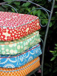 Would Love Someone To Make These For Me Darn My Rotten Sewing Skills Patio Cushions Almohadones Para Sillas Almohadas Bordadas Sillas De Patio