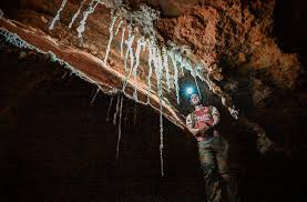 Leo dây xuống độ cao 60 mét vào hang muối Sodom: Hang muối lớn nhất thế giới và được cho là địa điểm của thành phố Sodom trong Kinh Thánh | Venture The Planet