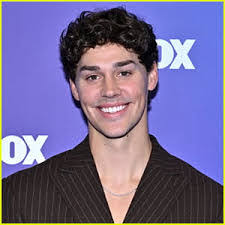 Ariel Peyton's Instagram, Twitter & Facebook