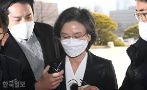 사전투표 둘째 날인 지난 5일 오후 6시 40분께 부산 연제구 연산4동 제3투표소 확진자·격리자 사전투표에서 일부 유권자가 새 투표용지가. Cnhad3 Edspzym