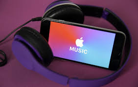 Apple music is apple's streaming music service, comparable to similar streaming services like spotify, amazon music unlimited, google play music, tidal apple music boasts access to more than 75 million songs. çµ¦é³æ¨äººæ´å¬å¹³çå ±é¬ Apple Musicèª¿æ´ä¸²æµåæ½¤æ©å¶ æ¨æå·¢ysolife