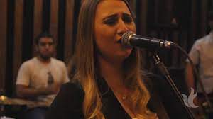 Aqui você ponderar baixar gratuitamente uma das musicas evangélicas mais lindas e tocadas dessa banda que fez o maior sucesso no louvor norte e continua fazendo sucesso no brasil aquieta minha alma é uma excelente música gospel para se fazer download e adorar a deus com sua família e. Ministerio Zoe Aquieta Minh Alma Video Oficial Youtube
