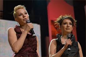 Кто бы мог подумать, что сдержанная и тонкая чулпан хаматова способна бурно отплясывать под песню «плачу на техно». Chulpan Hamatova I Dina Korzun Podarili Detyam Zhizn