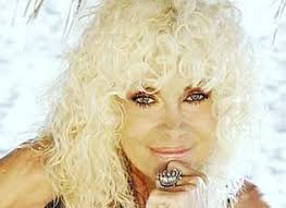 Guarda dritto avanti a te dottore. Donatella Rettore Sul Palco Di Effetto Venezia Attualita Livorno