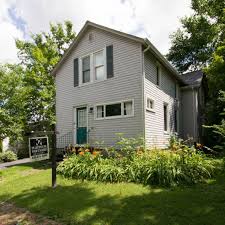 Get a 74.000 second 1910s: The 1910 House White House Black Shutters