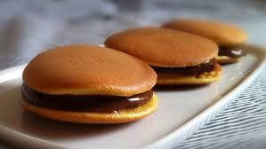 Tuang ke dalam loyang bulat diameter 22 cm yang telah dioles margarin. Membuat Kue Sederhana Dari Tepung Terigu Berbagai Kue