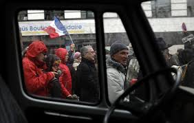 Dans les rangs de la majorité, sur les boucles de la messagerie telegram, on s'interroge sur l'opportunité de participer dimanche à la marche républicaine des libertés qui partira à 14 heures de république à bastille, à l'initiative des. Revivez La Marche Des Foulards Rouges A Paris