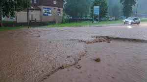 Bäume versperren straßen und gleise. Uberschwemmungen Und Hagel Im Sudwesten Zdfheute