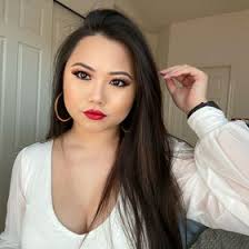 Beth Vang's Instagram, Twitter & Facebook