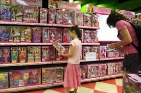 Mientras vas por el pasillo recoge los regalos que hay y mantén el equilibrio p. La Polemica Barbie A La Que Acusan De Espiar A Los Ninos Bbc News Mundo