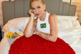 Virginia Fonseca ganha buquê gigantesco de R$ 11 mil nos EUA e Vini Jr. reage com coração