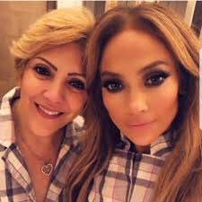 La bella @jlo y su madre celebrando el #mothersday ¡No esperes el día de la  madre para decirle #TeAmoMamá!