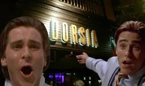 Em American Psycho (2000), quando o Paul chama o Patrick de Marcus  Halberstram por engano na festa de Natal, dá pra ver o verdadeiro Marcus  olhando pros lados no fundo, reagindo ao