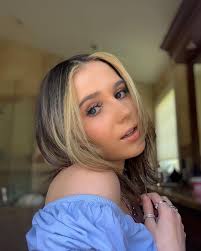 Julie Grippo's Instagram, Twitter & Facebook