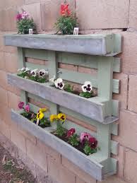 Create A Decorative Flower Box With A Pallet And Staple Window Screen To The Pallet To Create A Pock Wood Pallet Planters Wood Planters Pallet Projects Garden