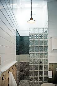 Mettons Des Briques De Verre Dans La Salle De Bains Archzine Fr Designs De Petite Salle De Bains Pave De Verre Idee Salle De Bain