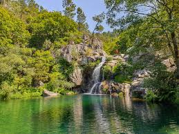 Para chegara esta cascata precisa de fazer um trilho de cerca de cinco quilómetros. Cascatas Do Centro De Portugal Como Ir Visitar As Cascatas Mais Bonitas Da Regiao Centro Vagamundos
