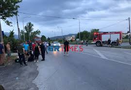 Η σύγκρουση έγινε από άγνωστα μέχρι στιγμής αίτια. Asprobalta Troxaio Me Dyo Traymaties Fwto