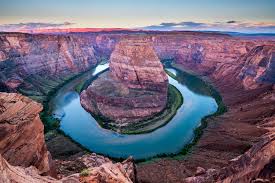 Horseshoe bend es el nombre que recibe un milenario meandro dibujado por las caudalosas aguas del río colorado y los vientos del desierto que llegan hasta aquí cargados de arena. Curva De La Herradura America El Mundo