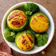Per preparare delle ottime zucchine tonde ripiene al tonno come prima cosa dovrete lavare le zucchine e rimuovere la calotta superiore, ovvero quella dalla parte del picciolo. Zucchine Ripiene Di Tonno E Ceci I Feel Betta