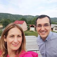 Candidat USR+ răsfățată de PSD cu multiple contracte. Are competențe în  „măiestrie artistică”