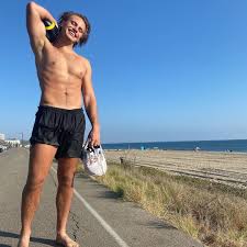 Daniel mickelson, a rising actor who appeared in the indie horror film the killer clown meets the candy man, has died at the age of 23. Ied41ter0xw5zm