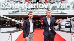 Mezinárodní filmový festival karlovy vary, nejprestižnější filmová přehlídka ve střední a východní evropě, promění každoročně lázeňské město v pomyslný středobod světové kinematografie. Festival V Karlovych Varech Ma Noveho Sponzora Polostatni Cez Nahradi Firmy Daniela Kretinskeho Hospodarske Noviny Hn Cz