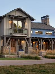 If you're on the hunt for the right exterior paint color for your farmhouse, you've probably noticed that simply choosing one color to cover the exterior of your home is no easy task. 27 Modern Farmhouse Exterior Design Ideas For Stylish But Simple Look Ruang Harga Cottage Exterior Modern Farmhouse Exterior Rustic Farmhouse Exterior