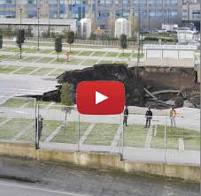 Tenshinhan nel tentativo di fermare cell crea un enorme voragine a napoli!vi invito ad iscrivervi al canale e a seguirmi in questi social:twitch: Cronaca Diretta Video Napoli Enorme Voragine Si Apre Davanti L Ospedale Auto Inghiottite Le Prime Immagini Ilmeteo It