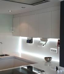 Fabricada en aluminio y vidrio, tiene incorporado sistema touch para el encendido y apagado. Iluminacion Led Cocinas Retroiluminacion Oculta En Armarios De Cocina La Superficie Continua De Siles Led Cocina Cocinas Y Banos Iluminacion Cocina