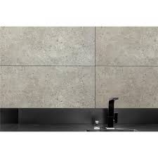 Daher eignen sie sich besonders für räume, wo der boden schon einmal nass werden kann. Selbstklebende Fliesen Spritzschutz Fur Kuche Und Bad