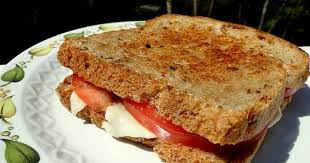 Untuk menghasilkan panas lebih lama di roti bakar miliknya randi pemilik roti bakar premium dia menggunakan alat khusus sehingga roti bakarnya masak sampai ke dalam dan mampu menahan panas lebih lama. Rincian Biaya Modal Usaha Roti Bakar Dari Awal Hingga Buka Investasi Untung