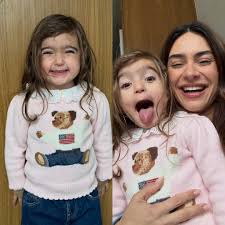 Thaila Ayala encanta web ao compartilhar fotos da filha Tereza: 'Quem aguenta esse carrossel'