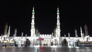 Bergerak masuk lebih ke dalam, pengunjung bisa melihat maket masjid nabawi di zaman rasulullah. Adab Masuk Masjid Nabawi Dan Ziarah Ke Makam Rasulullah
